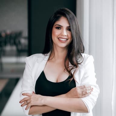 Dra. Adrielly Oliveira — especialista em lente de contato dental