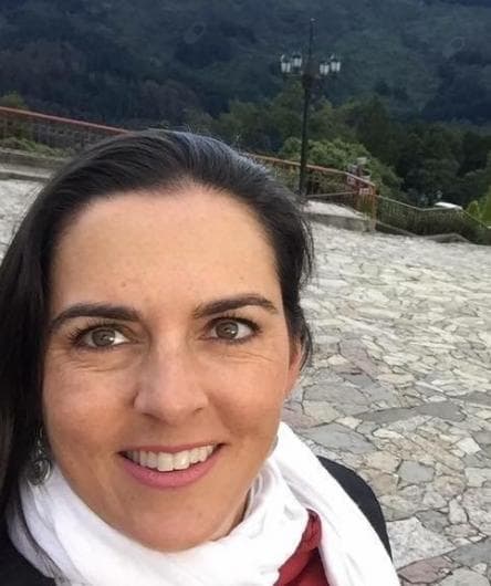 Dr(a). Dra. Alessandra Silveira - Especialista em Lentes de Contato Dental em Pelotas