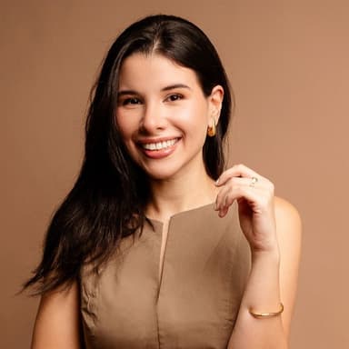 Dra. Amanda Oliveira — especialista em lente de contato dental