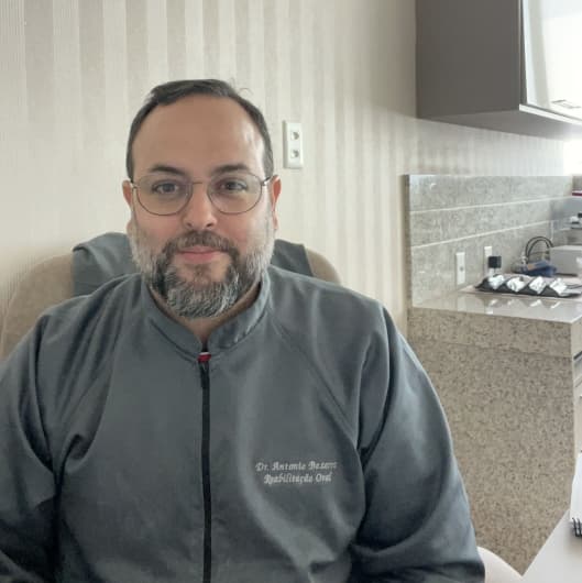 Dr(a). Dr. Antonio Bezerra - Especialista em Lentes de Contato Dental em Recife