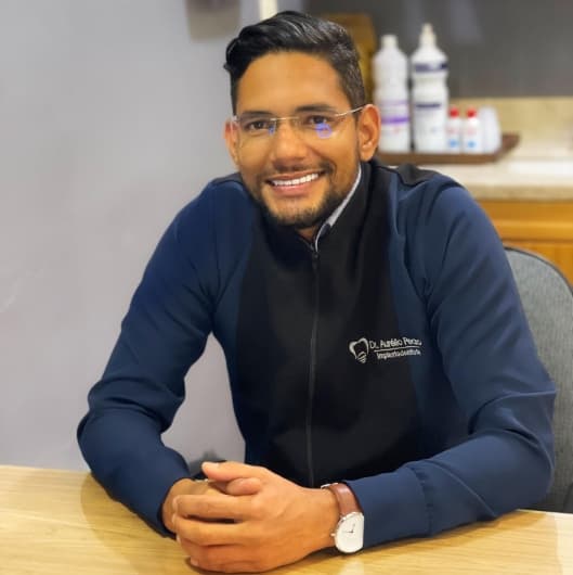 Dr(a). Dr. Aurélio Pedro - Especialista em Lentes de Contato Dental em Juazeiro do Norte