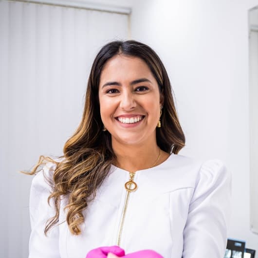 Dr(a). Dra. Carine Mitraud - Especialista em Lentes de Contato Dental em Rio de Janeiro