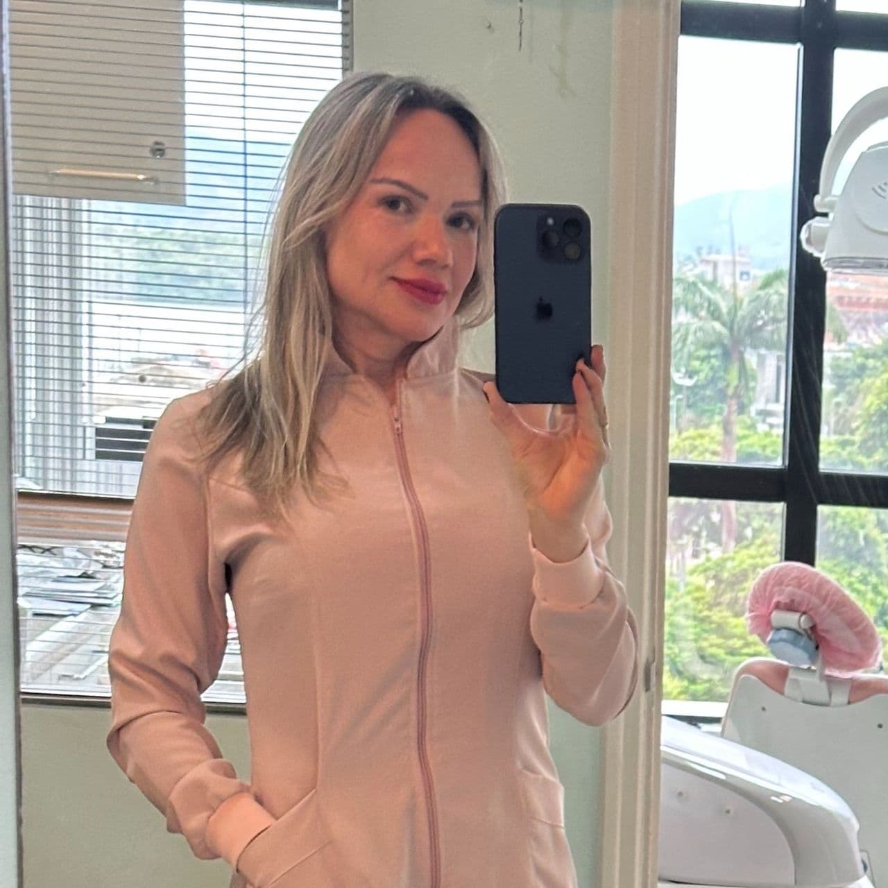 Dr(a). Dra. Cynthia Pimenta Santi - Especialista em Lentes de Contato Dental em Santos
