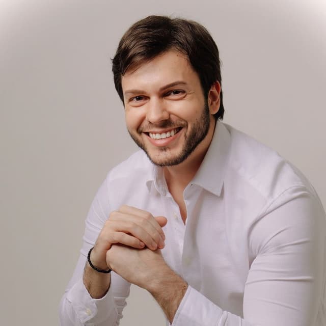 Clínica de Dr. Giuliano Calvino — especialista em facetas de porcelana e lentes de contato dental em Natal, RN