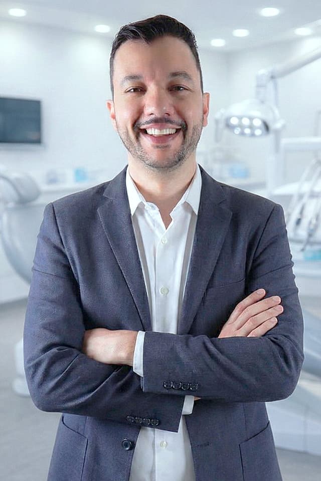 Clínica de Dr. Gustavo Reghelin — especialista em facetas de porcelana e lentes de contato dental em Blumenau, SC