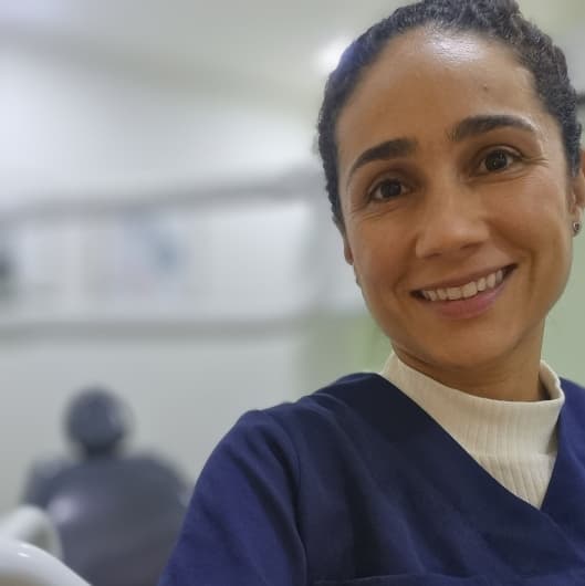 Dr(a). Dra. Julia Leonardo - Especialista em Lentes de Contato Dental em Rio de Janeiro