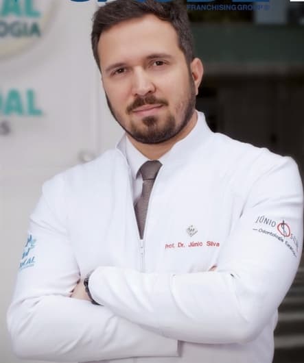 Dr(a). Dr. Júnio Silva - Especialista em Lentes de Contato Dental em Itajaí