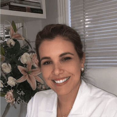 Dra. Karina Zachini — especialista em lente de contato dental