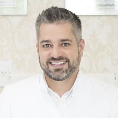 Dr. Marcelo Borille — especialista em lente de contato dental