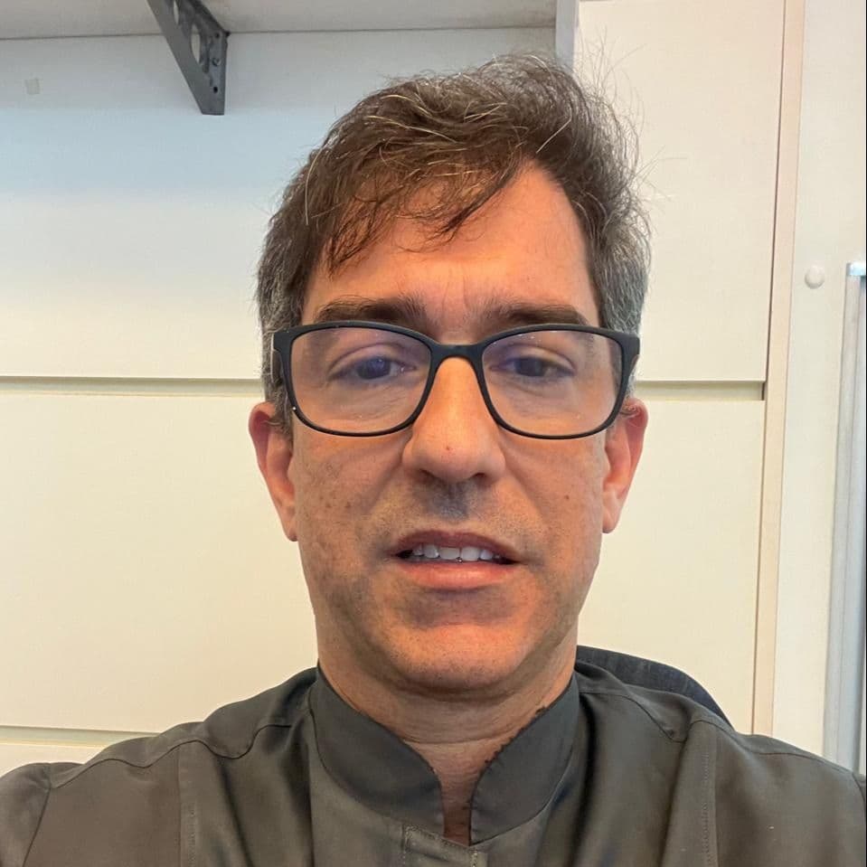 Dr(a). Dr. Marco Alexandre Rufino Coimbra - Especialista em Lentes de Contato Dental em Duque de Caxias