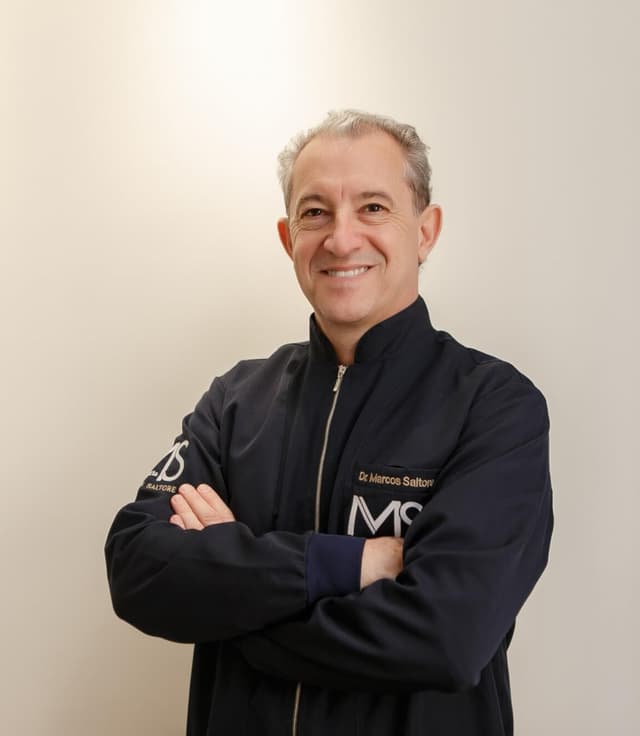 Clínica de Dr. Marcos Saltore — especialista em facetas de porcelana e lentes de contato dental em Curitiba, PR