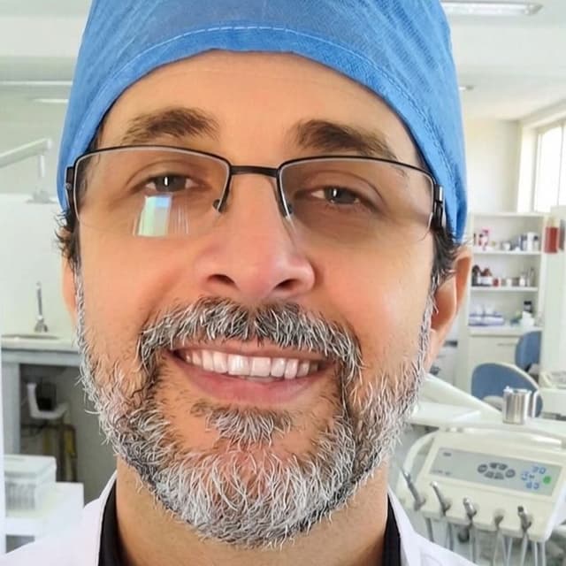 Clínica de Dr. Marivaldo Fogaça — especialista em facetas de porcelana e lentes de contato dental em Salvador, BA