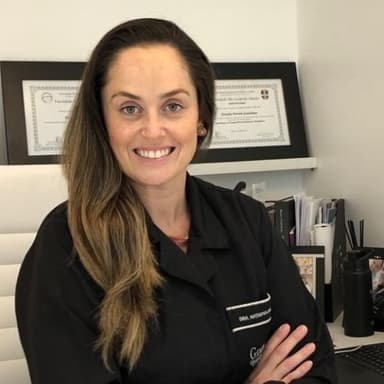 Dra. Natasha Gandelman — especialista em lente de contato dental