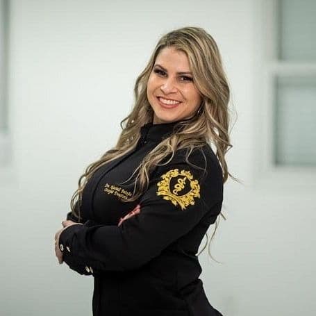Dr(a). Dra. Nathali Paixão - Especialista em Lentes de Contato Dental em Petrópolis