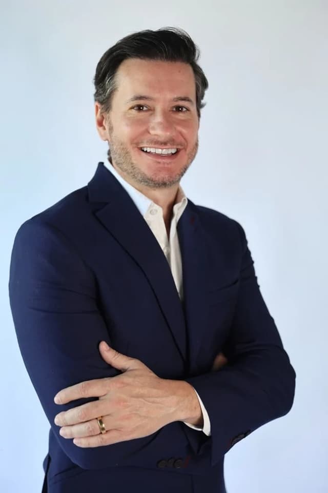 Clínica de Pedro Junior — especialista em facetas de porcelana e lentes de contato dental em São Paulo, SP