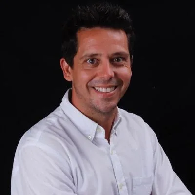 Clínica de Prof. Dr. Rafael Pocztaruk — especialista em facetas de porcelana e lentes de contato dental em Porto Alegre, RS