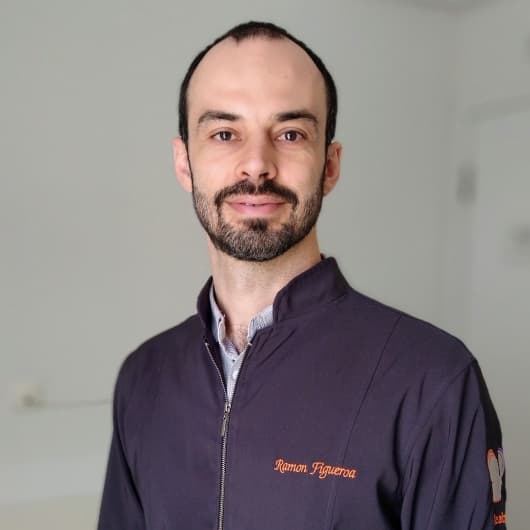 Clínica de Dr. Ramon Figueroa — especialista em facetas de porcelana e lentes de contato dental em Florianópolis, SC