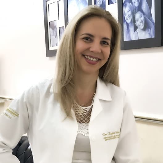 Dr(a). Dra. Regina Zago - Especialista em Lentes de Contato Dental em Uberaba