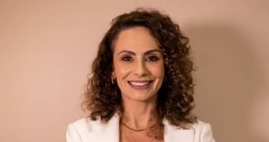 Dra. Renata Daros — especialista em lente de contato dental