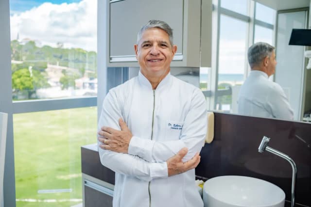 Clínica de Dr. Roberto Couto — especialista em facetas de porcelana e lentes de contato dental em Ilhéus, BA