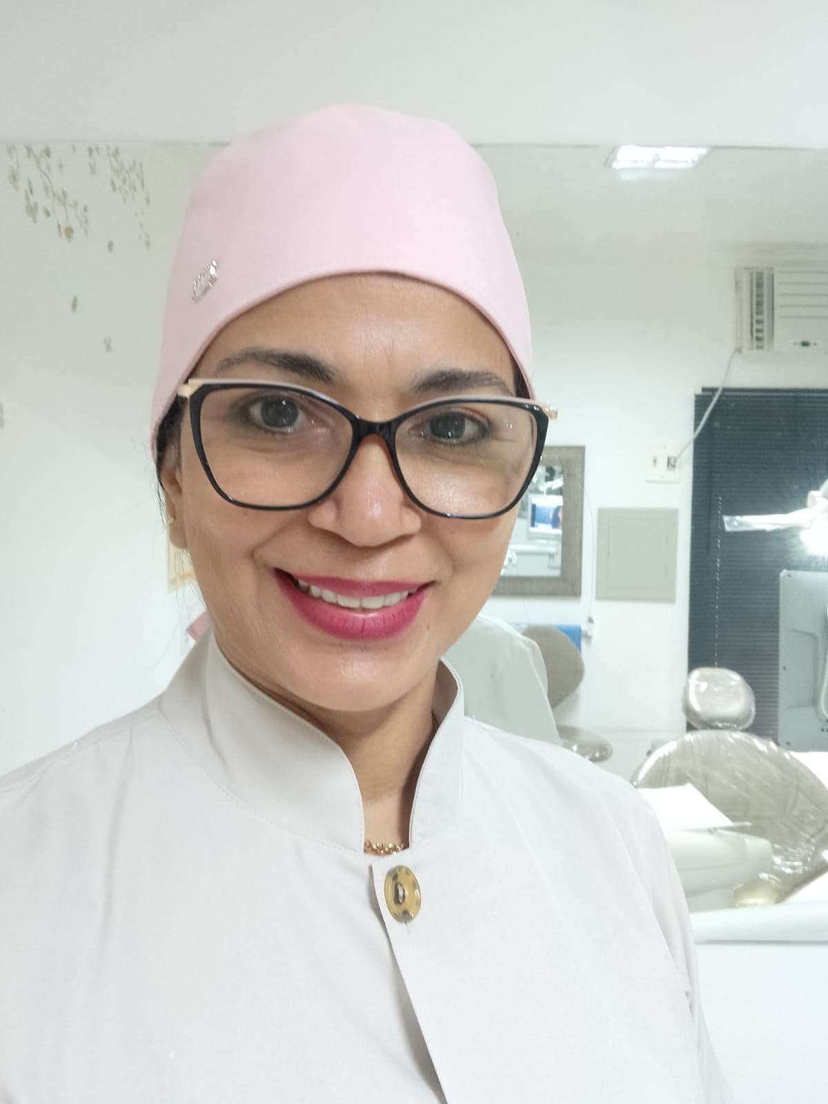 Dr(a). Dra. Suely Nazaré Lima - Especialista em Lentes de Contato Dental em Manaus