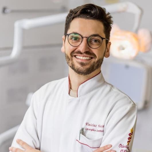 Dr(a). Dr. Vinícius Vaccari - Especialista em Lentes de Contato Dental em Viamão