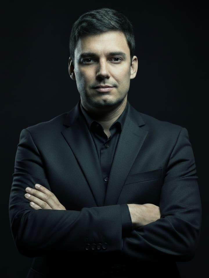 Dr(a). Dr. Vítor Marques Sapata - Especialista em Lentes de Contato Dental em Maringá