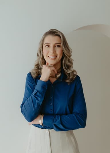 Dra. Aline Mantovani — especialista em lente de contato dental