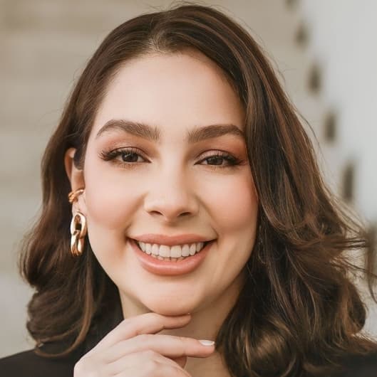 Dr(a). Dra. Aline Trombini - Especialista em Lentes de Contato Dental em São Paulo