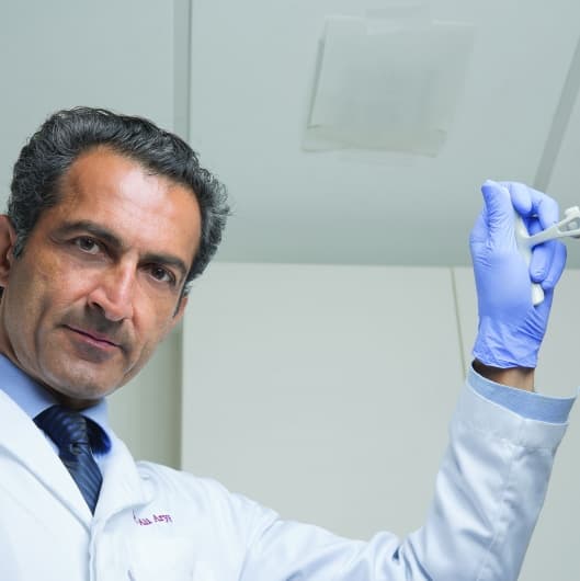 Dr(a). Dr. Arya Edalat - Especialista em Lentes de Contato Dental em Santos