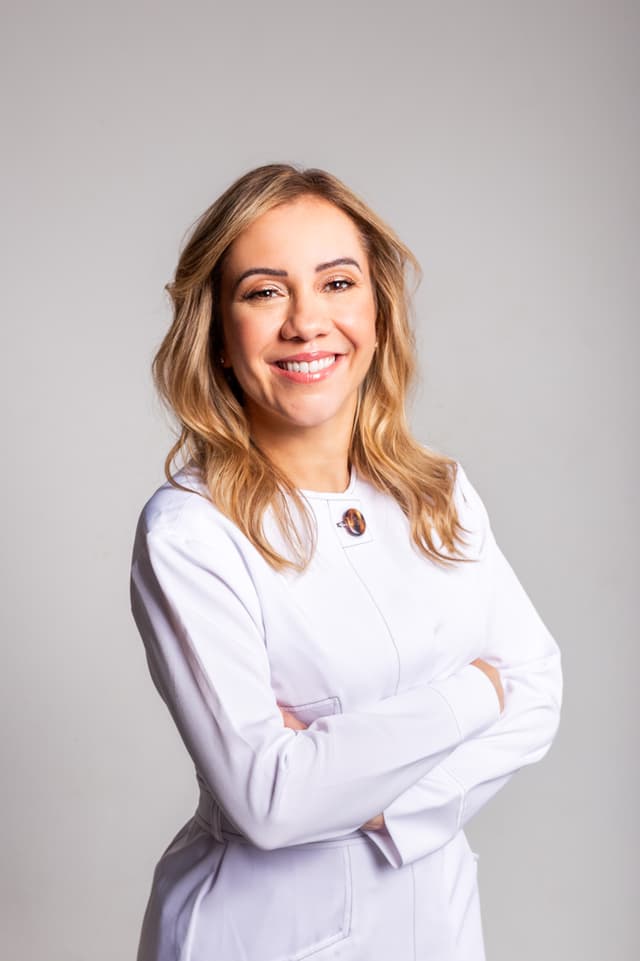 Clínica de Dra. Camila Leocádio — especialista em facetas de porcelana e lentes de contato dental em Rio de Janeiro, RJ