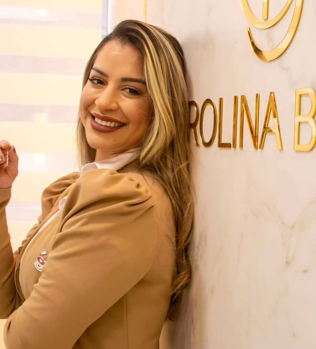 Clínica de Dra. Carolina Batista — especialista em facetas de porcelana e lentes de contato dental em Vila Velha, ES