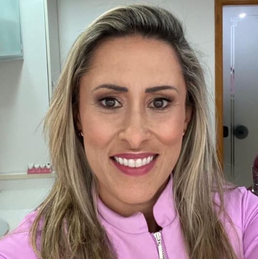 Dr(a). Dra. Cristiane S.S. Mansour - Especialista em Lentes de Contato Dental em São Paulo