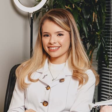 Dra. Emanuelle Namias — especialista em lente de contato dental