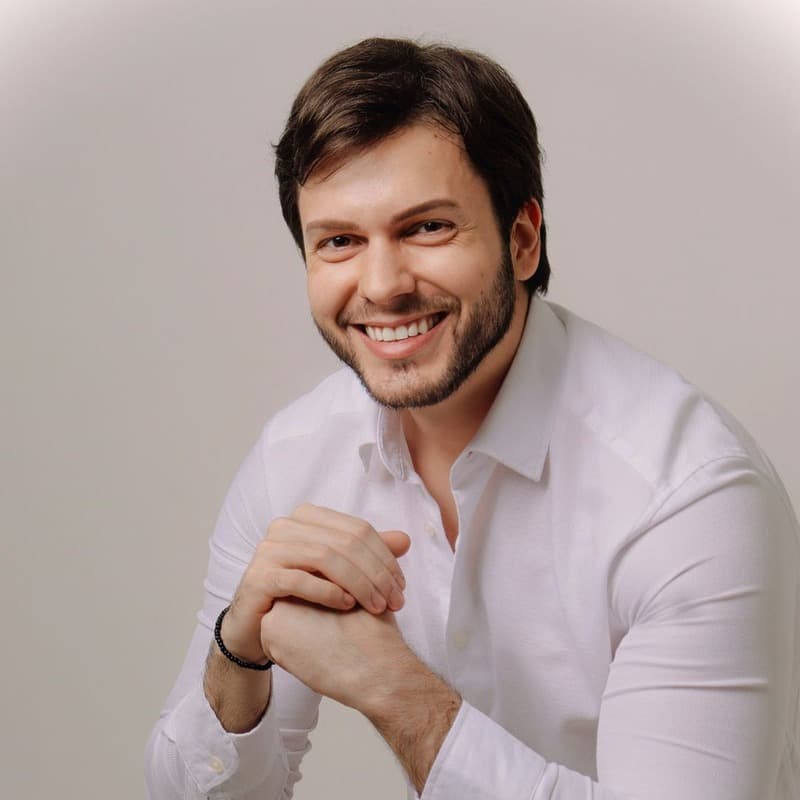 Dr(a). Dr. Giuliano Calvino - Especialista em Lentes de Contato Dental em Natal