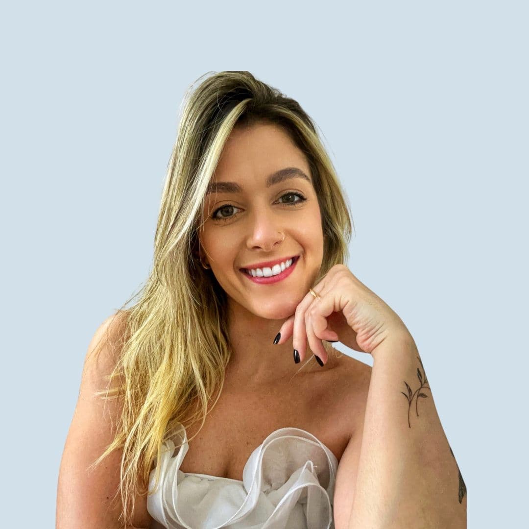 Dr(a). Dra. Izabella Carchio - Especialista em Lentes de Contato Dental em São Paulo