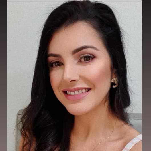Dr(a). Dra. Julyana Libero - Especialista em Lentes de Contato Dental em Cascavel