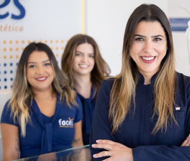Dra. Karina Cruz — especialista em lente de contato dental