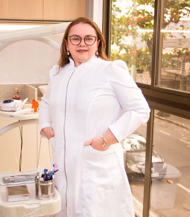 Clínica de Dra. Karina Frade — especialista em facetas de porcelana e lentes de contato dental em Campina Grande, PB