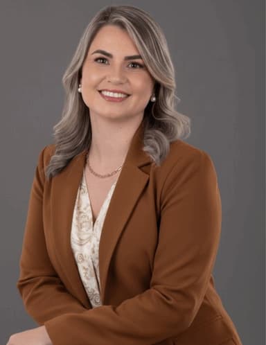 Dra. Karla Oliveira — especialista em lente de contato dental