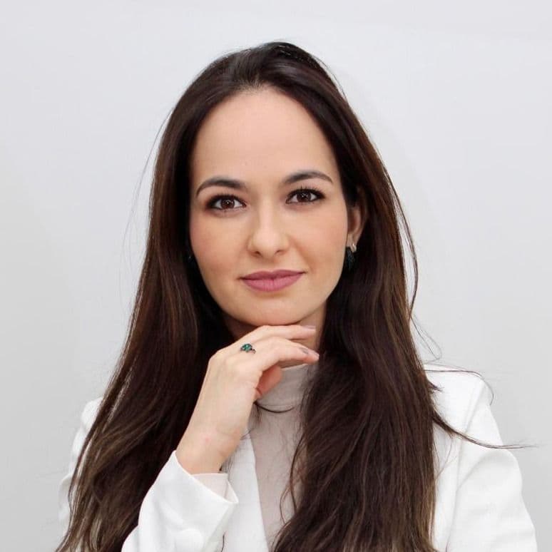 Dr(a). Dra. Kelli Roberta Murasaki - Especialista em Lentes de Contato Dental em Osasco