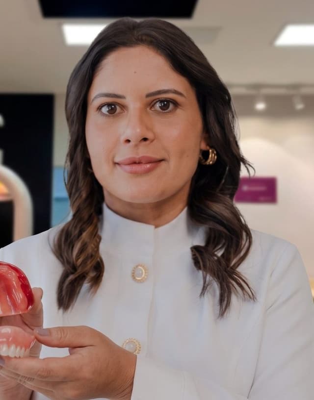 Clínica de Dra. Marivane de Almeida Santos — especialista em facetas de porcelana e lentes de contato dental em Balneário Camboriú, SC