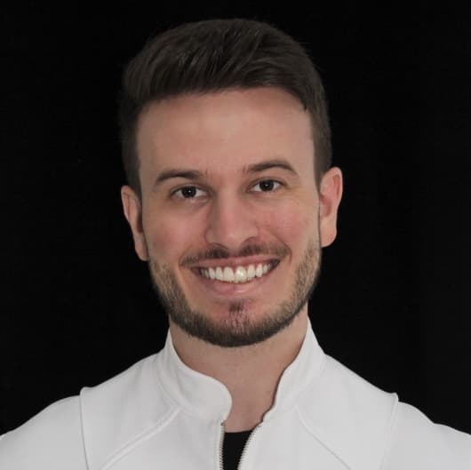 Clínica de Dr. Matheus Neu — especialista em facetas de porcelana e lentes de contato dental em Porto Alegre, RS