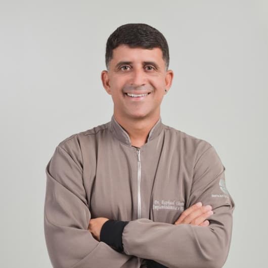 Dr(a). Dr. Raphael Oliveira - Especialista em Lentes de Contato Dental em Ilhéus