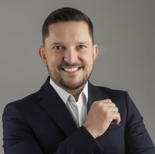 Clínica de Dr. Ricardo Huver — especialista em facetas de porcelana e lentes de contato dental em Vitória, ES