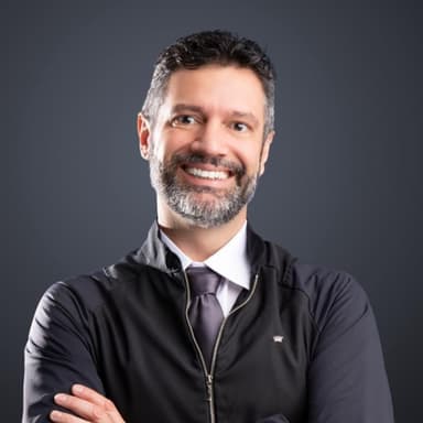 Dr. Ricardo Resende — especialista em lente de contato dental