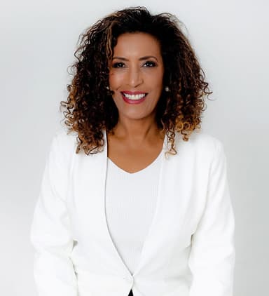 Dra. Solange Oliveira — especialista em lente de contato dental