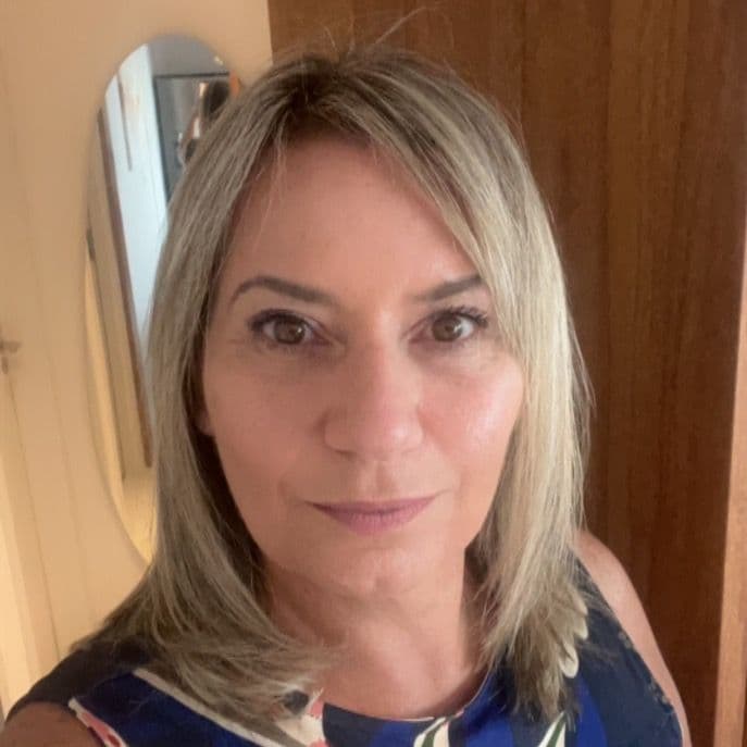 Dr(a). Dra. Suely Sairafi Aluani - Especialista em Lentes de Contato Dental em São Paulo