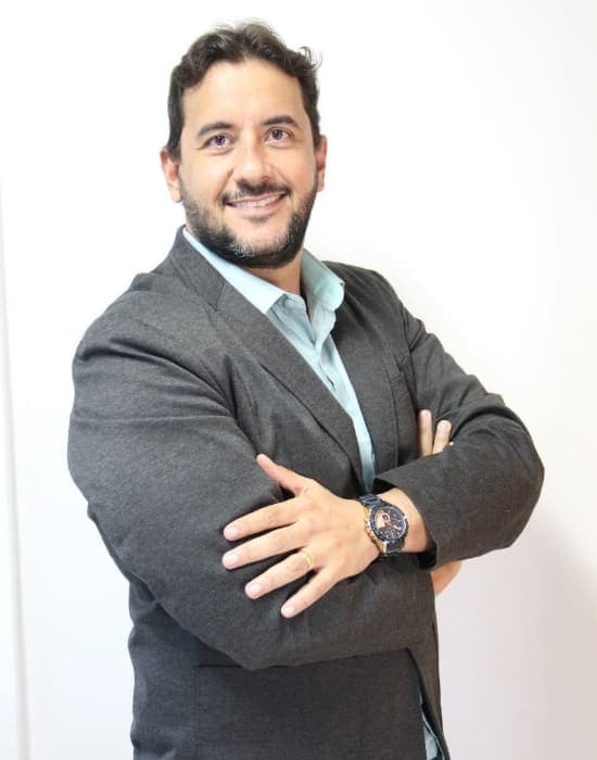 Clínica de Dr. Clovis Chastinet — especialista em facetas de porcelana e lentes de contato dental em Salvador, BA